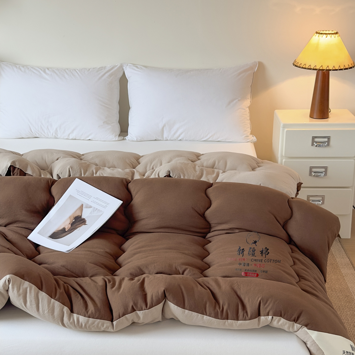 91家纺网 家纺一手货源 找家纺 尊妙被业 2025新款新疆棉花被被子被芯冬被春秋被垫被二合一字母被 焦糖+可可棕
