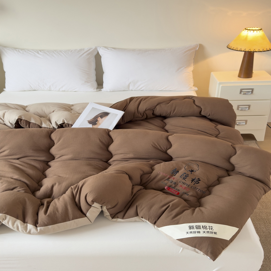 91家纺网 家纺一手货源 找家纺 尊妙被业 2025新款新疆棉花被被子被芯冬被春秋被垫被二合一字母被 焦糖+可可棕