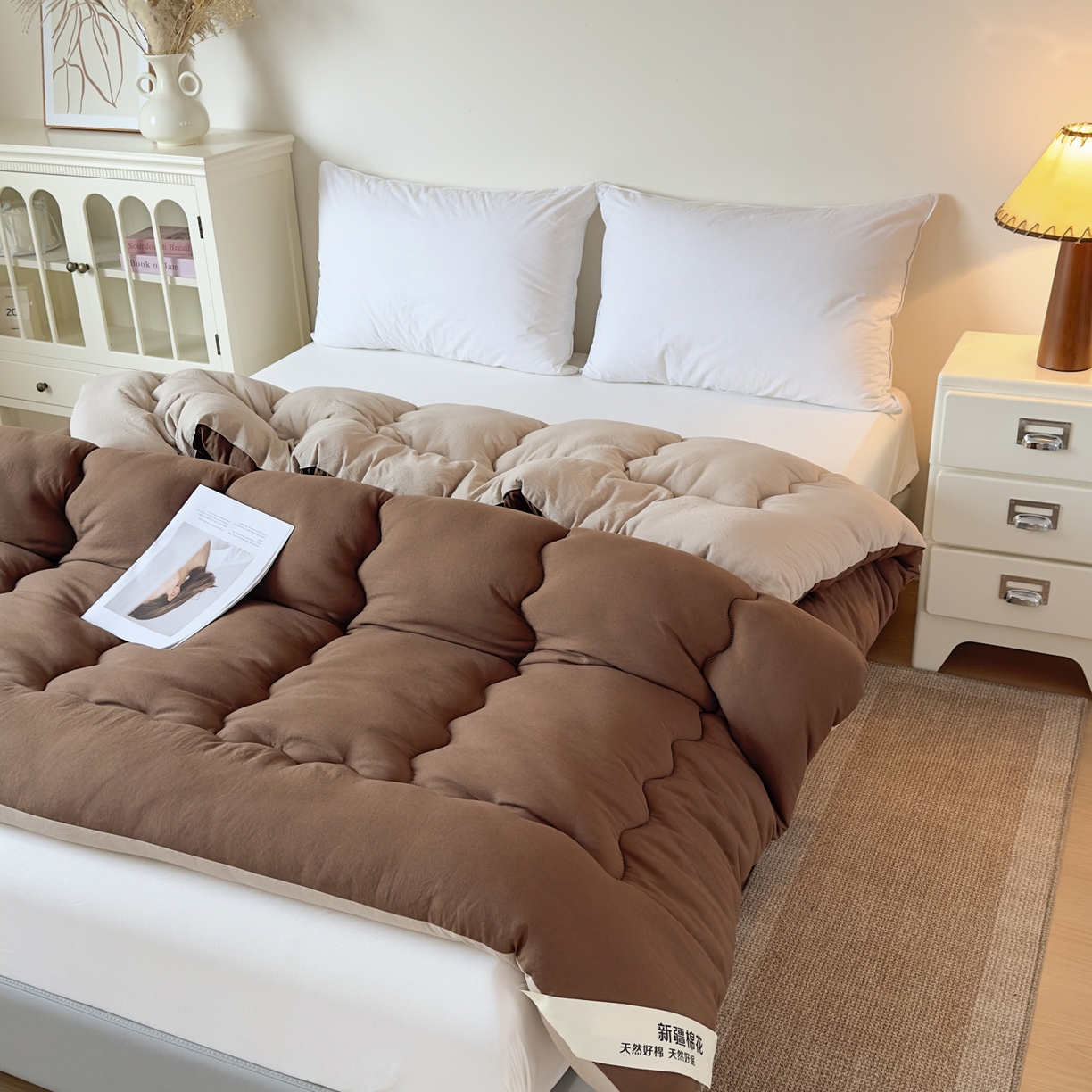 91家纺网 家纺一手货源 找家纺 尊妙被业 2025新款新疆棉花被被子被芯冬被春秋被垫被二合一字母被 焦糖+可可棕