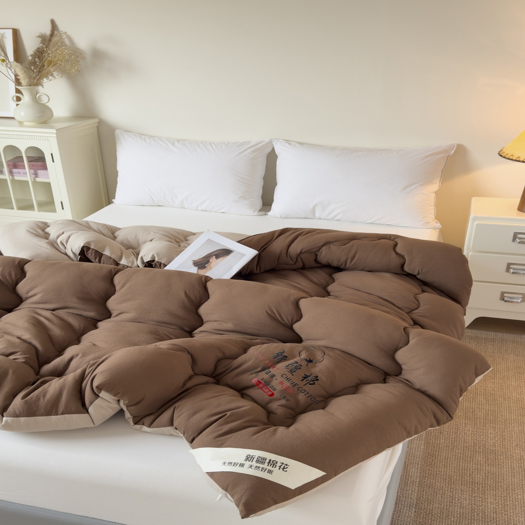 91家纺网 家纺一手货源 找家纺 尊妙被业 2025新款新疆棉花被被子被芯冬被春秋被垫被二合一字母被 焦糖+可可棕