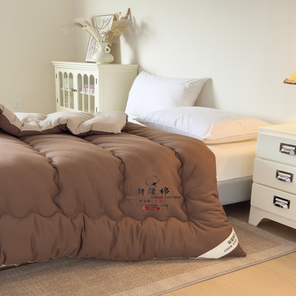 91家纺网 家纺一手货源 找家纺 尊妙被业 2025新款新疆棉花被被子被芯冬被春秋被垫被二合一字母被 焦糖+可可棕