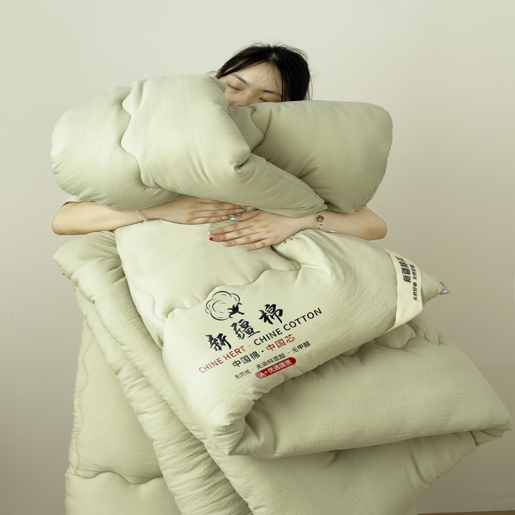 91家纺网 家纺一手货源 找家纺 尊妙被业 2025新款新疆棉花被被子被芯冬被春秋被垫被二合一字母被 岩松绿