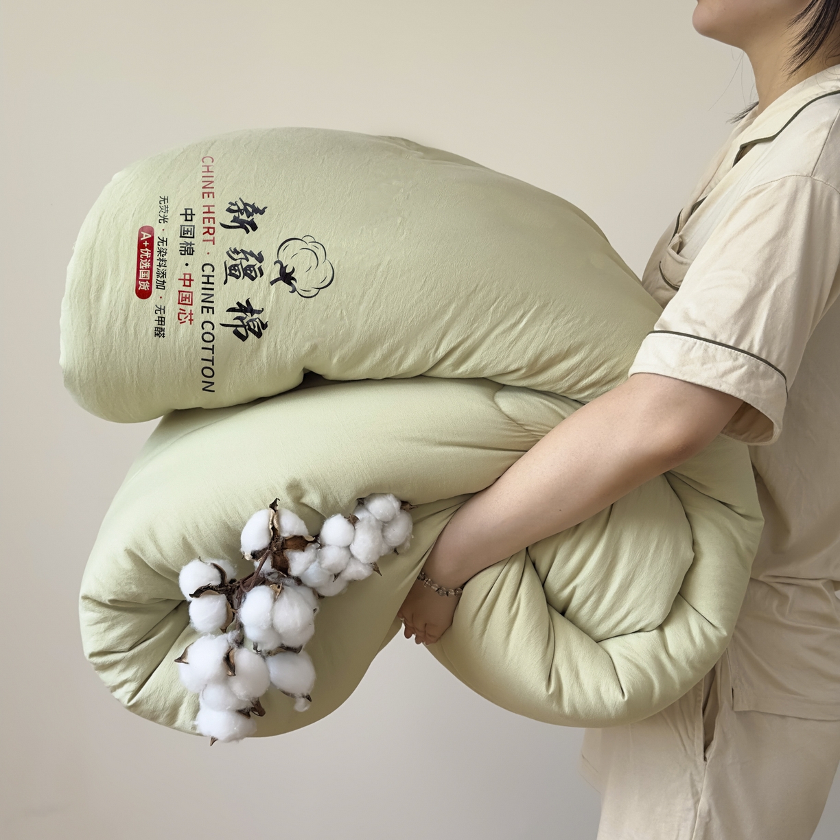 91家纺网 家纺一手货源 找家纺 尊妙被业 2025新款新疆棉花被被子被芯冬被春秋被垫被二合一字母被 岩松绿