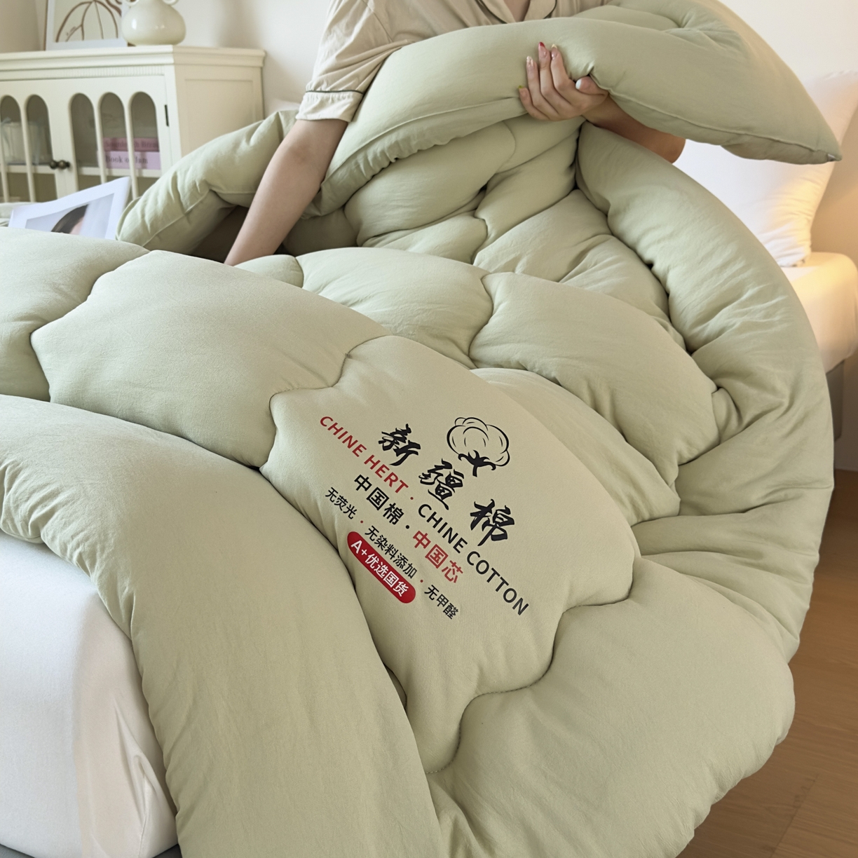 91家纺网 家纺一手货源 找家纺 尊妙被业 2025新款新疆棉花被被子被芯冬被春秋被垫被二合一字母被 岩松绿