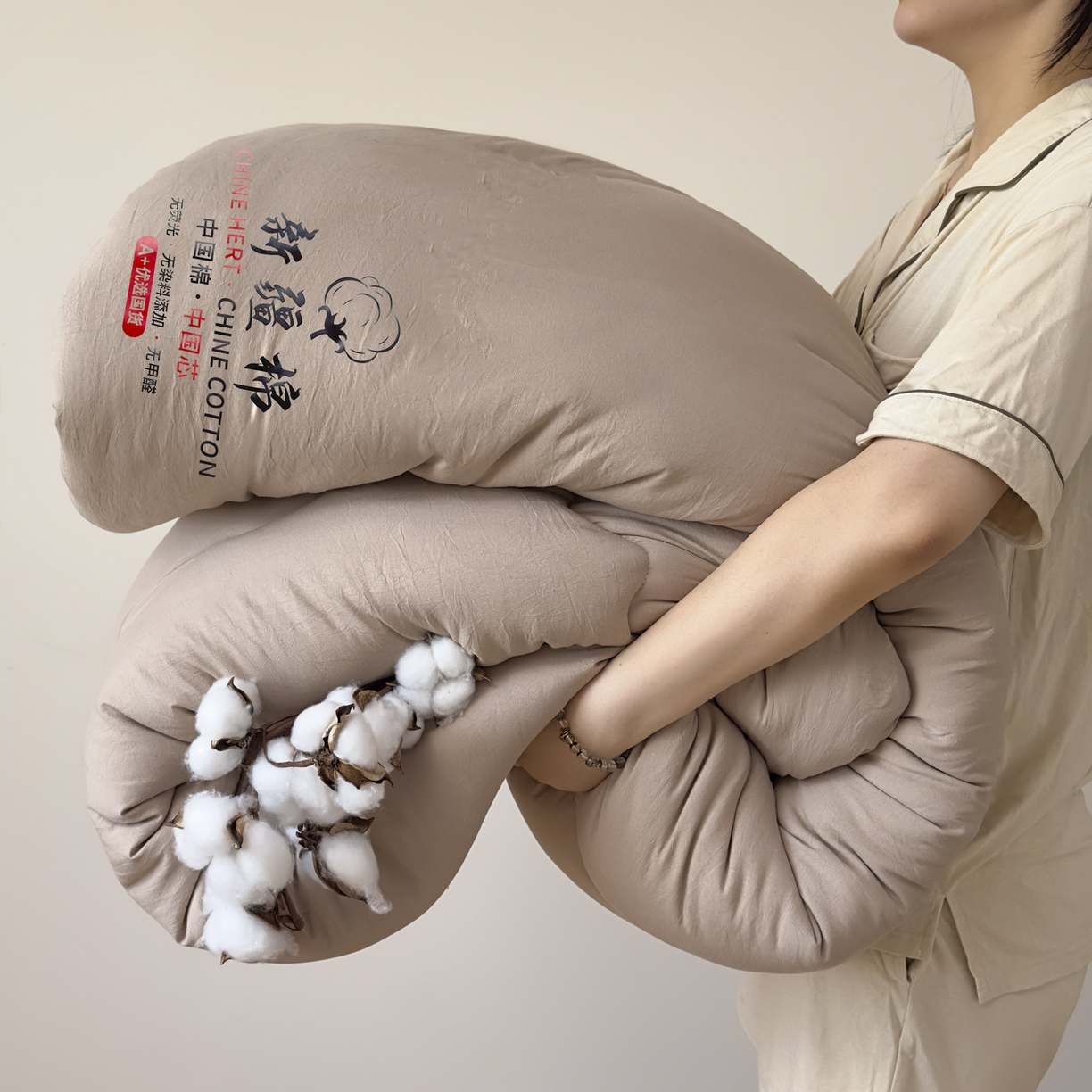91家纺网 家纺一手货源 找家纺 尊妙被业2025新款新疆棉花被被子被芯冬被春秋被垫被二合一字母被 可可棕