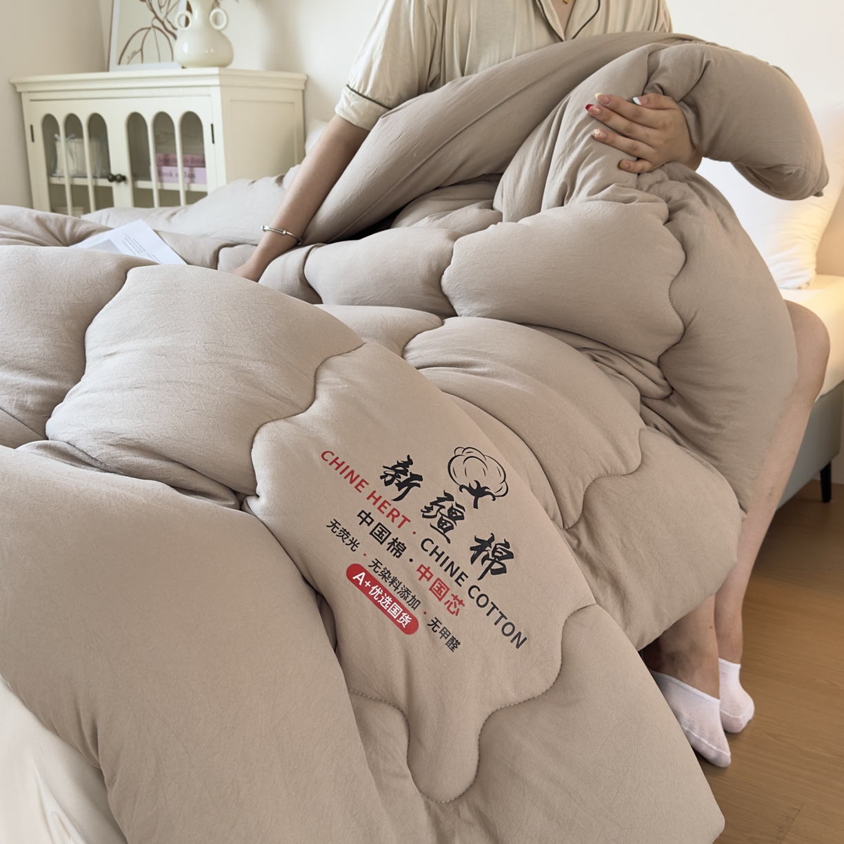 91家纺网 家纺一手货源 找家纺 尊妙被业2025新款新疆棉花被被子被芯冬被春秋被垫被二合一字母被 可可棕