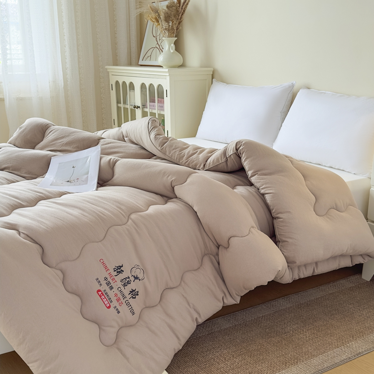 91家纺网 家纺一手货源 找家纺 尊妙被业2025新款新疆棉花被被子被芯冬被春秋被垫被二合一字母被 可可棕