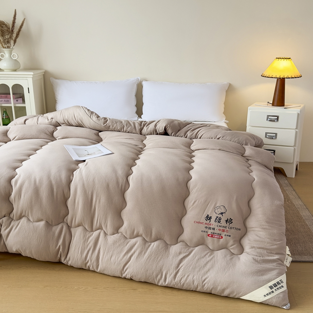 91家纺网 家纺一手货源 找家纺 尊妙被业2025新款新疆棉花被被子被芯冬被春秋被垫被二合一字母被 可可棕