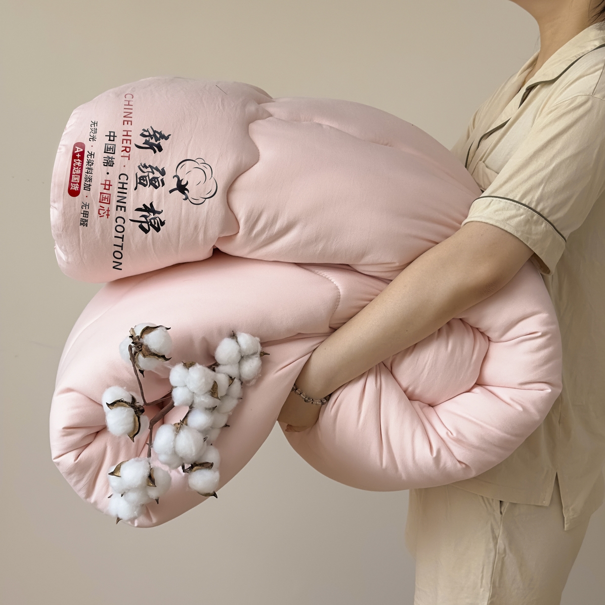 91家纺网 家纺一手货源 找家纺 尊妙被业 2025新款新疆棉花被被子被芯冬被春秋被垫被二合一字母被 蔷薇粉