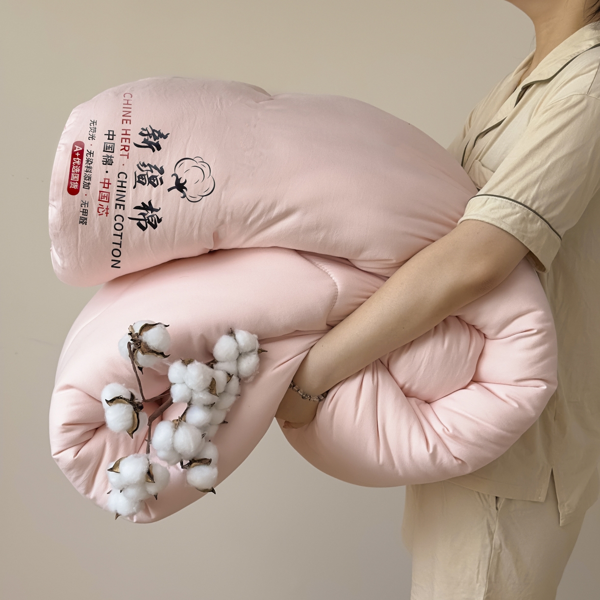 91家纺网 家纺一手货源 找家纺 尊妙被业 2025新款新疆棉花被被子被芯冬被春秋被垫被二合一字母被 蔷薇粉