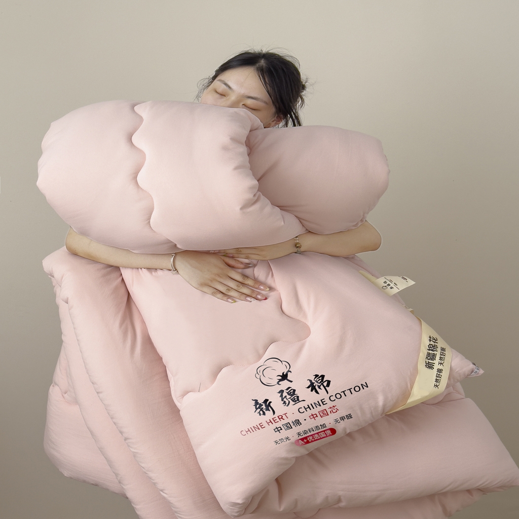 91家纺网 家纺一手货源 找家纺 尊妙被业 2025新款新疆棉花被被子被芯冬被春秋被垫被二合一字母被 蔷薇粉