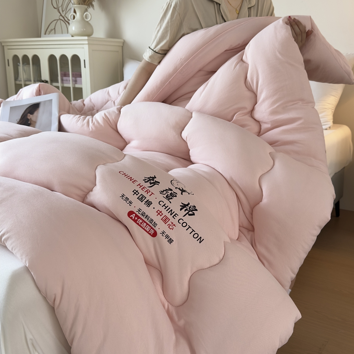 91家纺网 家纺一手货源 找家纺 尊妙被业 2025新款新疆棉花被被子被芯冬被春秋被垫被二合一字母被 蔷薇粉