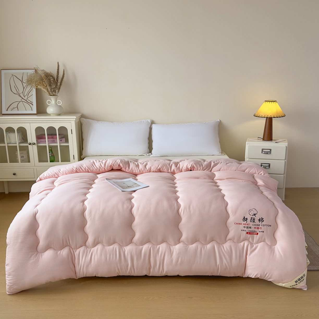 91家纺网 家纺一手货源 找家纺 尊妙被业 2025新款新疆棉花被被子被芯冬被春秋被垫被二合一字母被 蔷薇粉