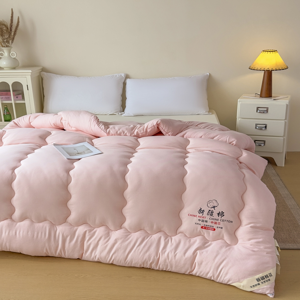 91家纺网 家纺一手货源 找家纺 尊妙被业 2025新款新疆棉花被被子被芯冬被春秋被垫被二合一字母被 蔷薇粉