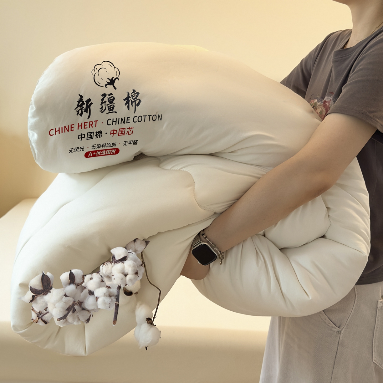 91家纺网 家纺一手货源 找家纺 尊妙被业 2025新款新疆棉花被被子被芯冬被春秋被垫被二合一字母被 浅云白