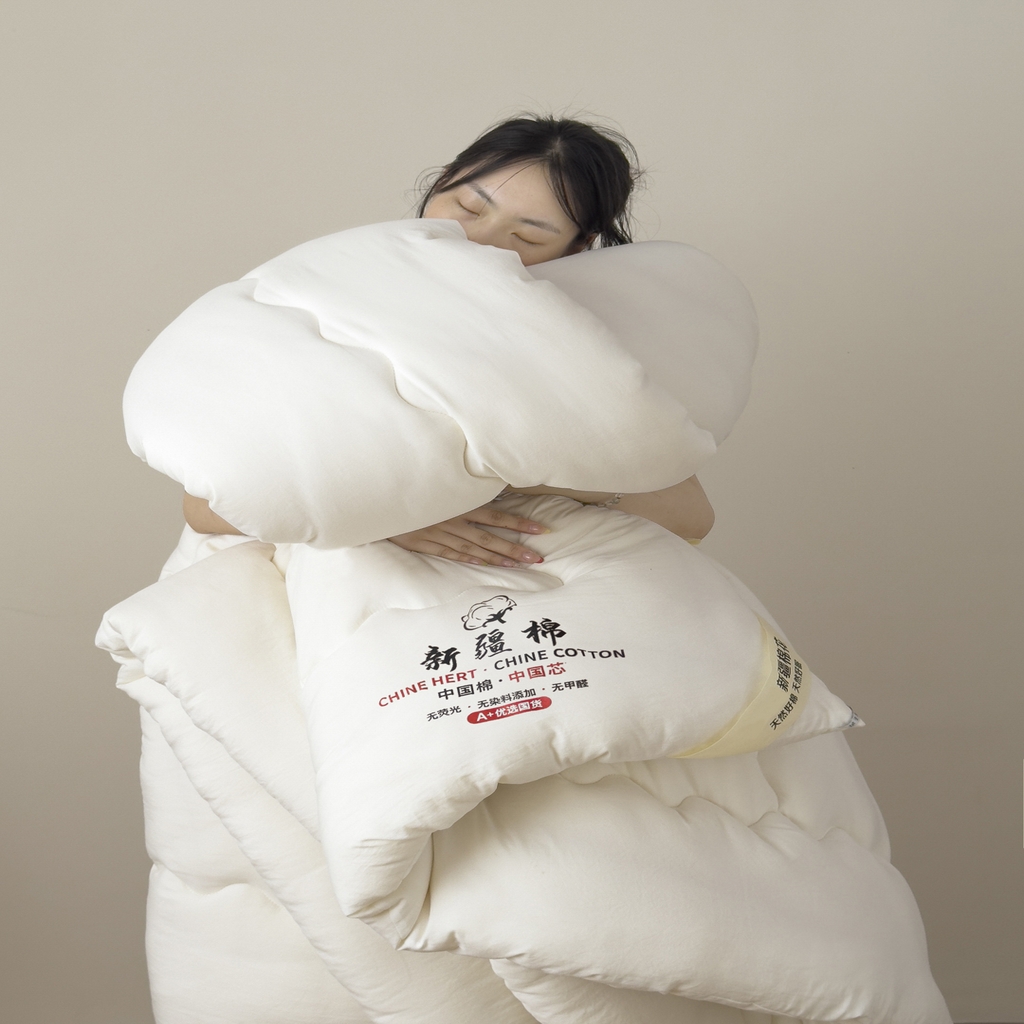 91家纺网 家纺一手货源 找家纺 尊妙被业 2025新款新疆棉花被被子被芯冬被春秋被垫被二合一字母被 浅云白