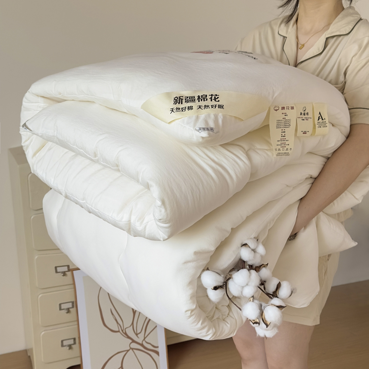 91家纺网 家纺一手货源 找家纺 尊妙被业 2025新款新疆棉花被被子被芯冬被春秋被垫被二合一字母被 浅云白