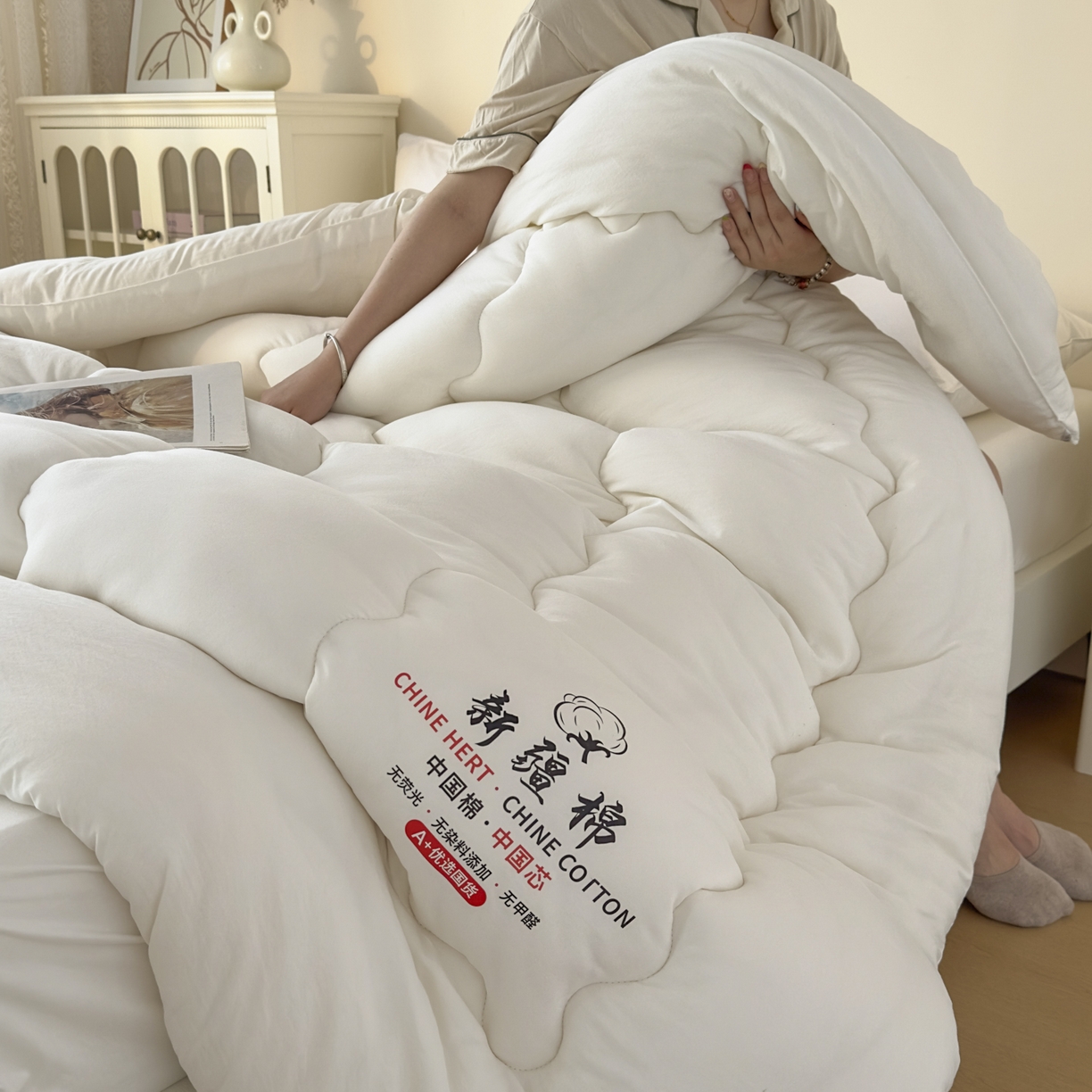 91家纺网 家纺一手货源 找家纺 尊妙被业 2025新款新疆棉花被被子被芯冬被春秋被垫被二合一字母被 浅云白