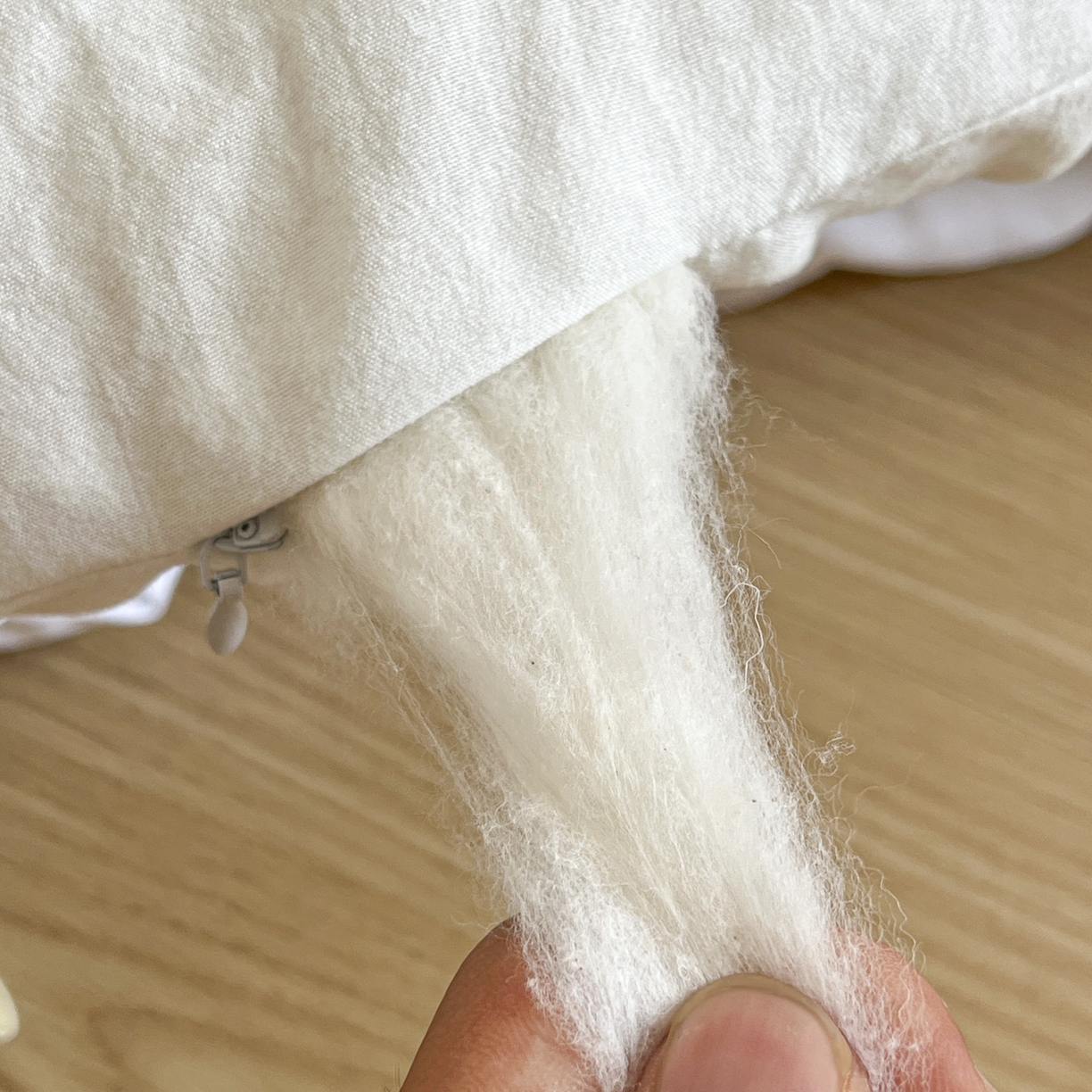 91家纺网 家纺一手货源 找家纺 尊妙被业 2025新款新疆棉花被被子被芯冬被春秋被垫被二合一字母被 浅云白