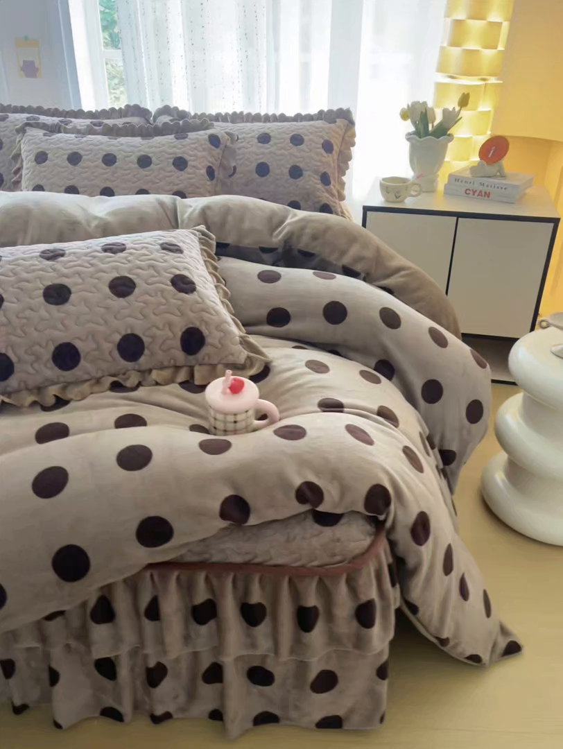 91家纺网 家纺一手货源 找家纺 （总）铠畅家纺 2025新款牛奶绒夹棉床盖床裙四件套