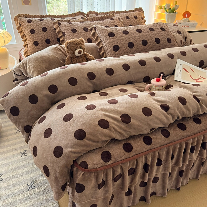 91家纺网 家纺一手货源 找家纺 铠畅家纺 2025新款牛奶绒夹棉床盖床裙四件套 都市圆