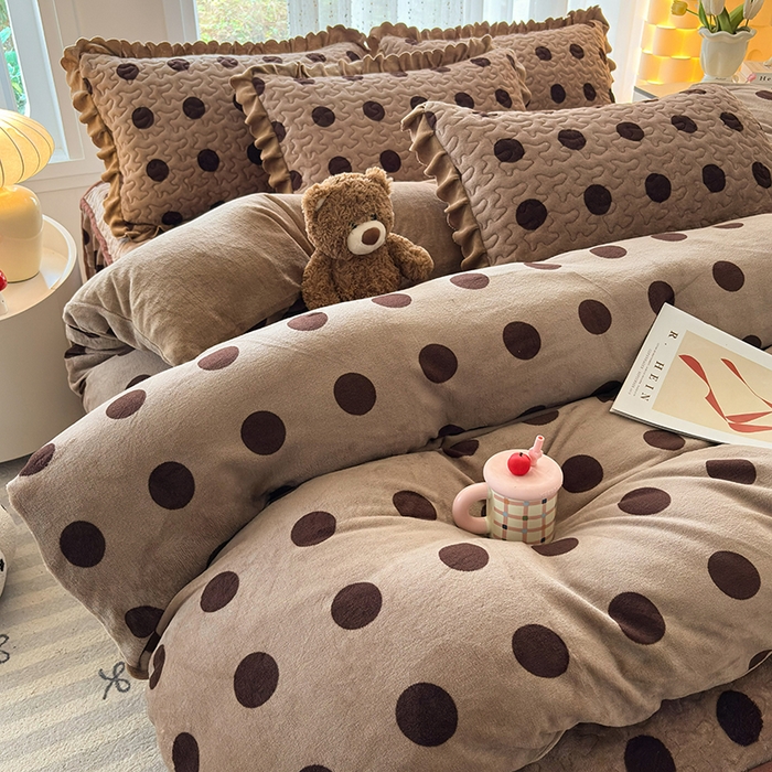 91家纺网 家纺一手货源 找家纺 铠畅家纺 2025新款牛奶绒夹棉床盖床裙四件套 都市圆