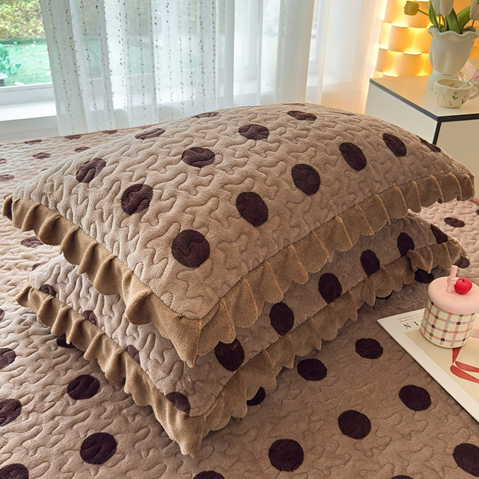 91家纺网 家纺一手货源 找家纺 铠畅家纺 2025新款牛奶绒夹棉床盖床裙四件套 都市圆