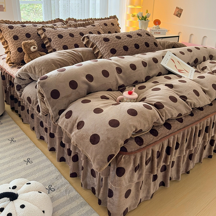 91家纺网 家纺一手货源 找家纺 铠畅家纺 2025新款牛奶绒夹棉床盖床裙四件套 都市圆