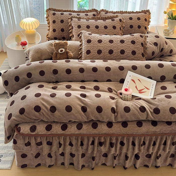 91家纺网 家纺一手货源 找家纺 铠畅家纺 2025新款牛奶绒夹棉床盖床裙四件套 都市圆