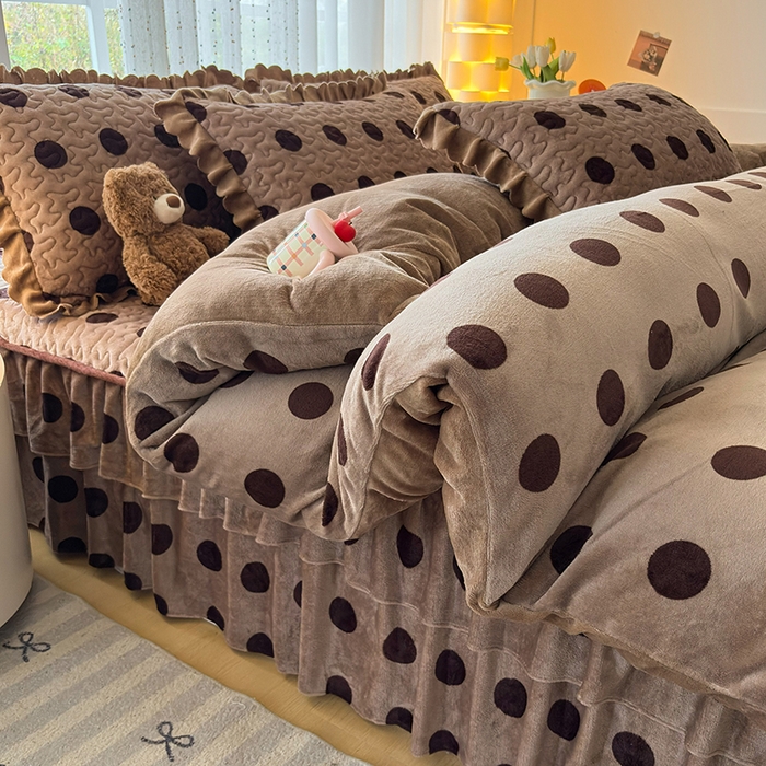 91家纺网 家纺一手货源 找家纺 铠畅家纺 2025新款牛奶绒夹棉床盖床裙四件套 都市圆