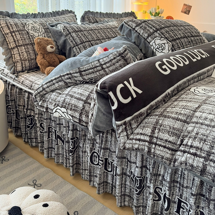 91家纺网 家纺一手货源 找家纺 铠畅家纺 2025新款牛奶绒夹棉床盖床裙四件套 香格里拉