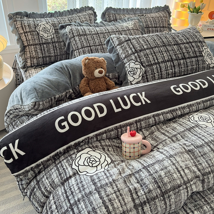 91家纺网 家纺一手货源 找家纺 铠畅家纺 2025新款牛奶绒夹棉床盖床裙四件套 香格里拉