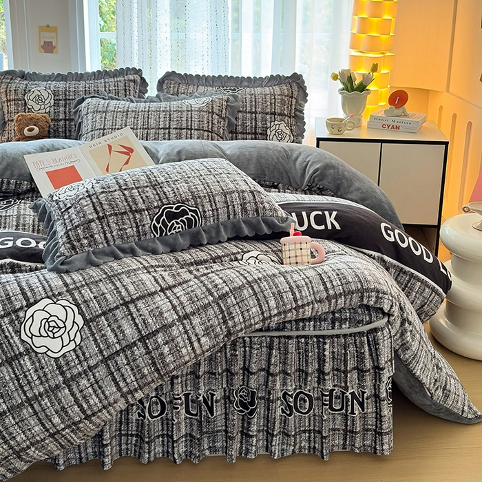 91家纺网 家纺一手货源 找家纺 铠畅家纺 2025新款牛奶绒夹棉床盖床裙四件套 香格里拉