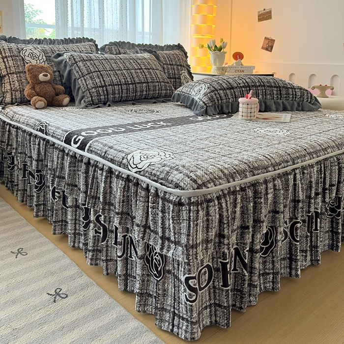 91家纺网 家纺一手货源 找家纺 铠畅家纺 2025新款牛奶绒夹棉床盖床裙四件套 香格里拉