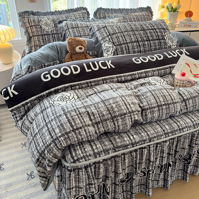 91家纺网 家纺一手货源 找家纺 铠畅家纺 2025新款牛奶绒夹棉床盖床裙四件套 香格里拉