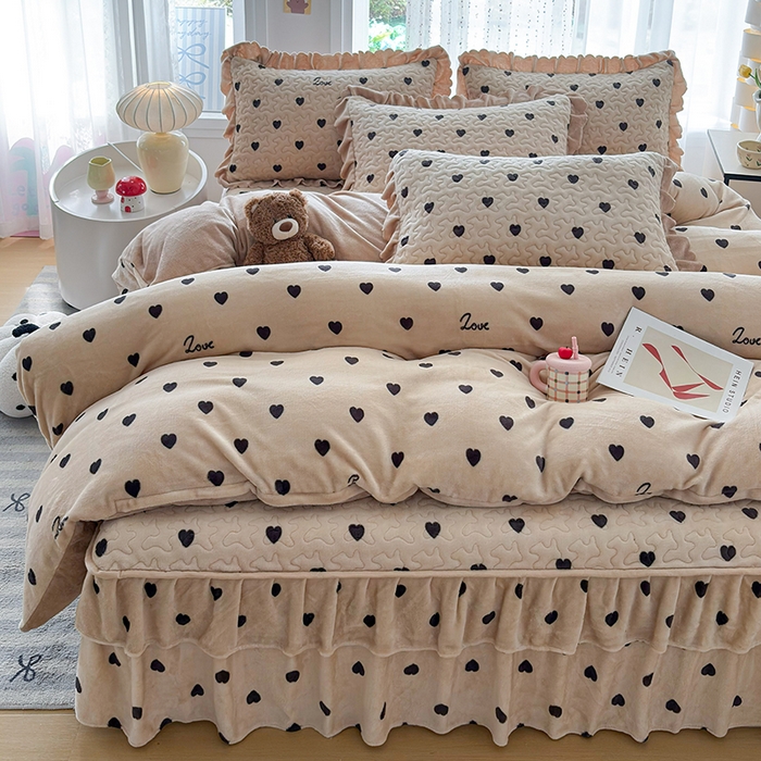 91家纺网 家纺一手货源 找家纺 铠畅家纺 2025新款牛奶绒夹棉床盖床裙四件套 心意坐标