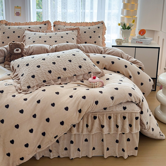 91家纺网 家纺一手货源 找家纺 铠畅家纺 2025新款牛奶绒夹棉床盖床裙四件套 心意坐标