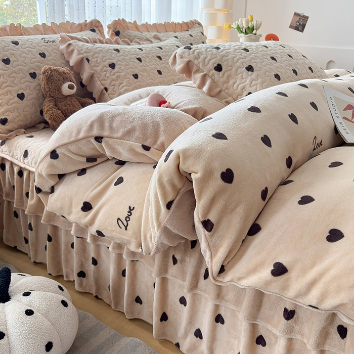 91家纺网 家纺一手货源 找家纺 铠畅家纺 2025新款牛奶绒夹棉床盖床裙四件套 心意坐标