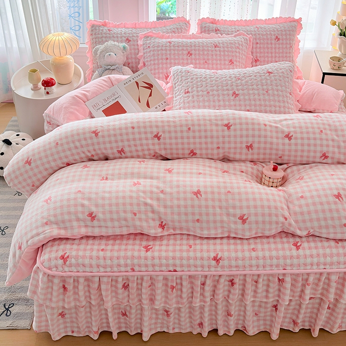 91家纺网 家纺一手货源 找家纺 铠畅家纺 2025新款牛奶绒夹棉床盖床裙四件套 安娜粉