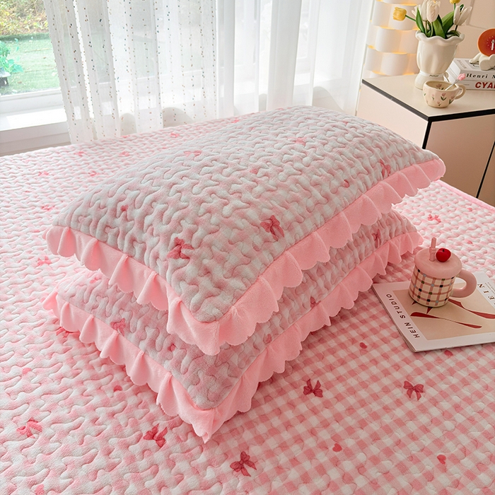 91家纺网 家纺一手货源 找家纺 铠畅家纺 2025新款牛奶绒夹棉床盖床裙四件套 安娜粉