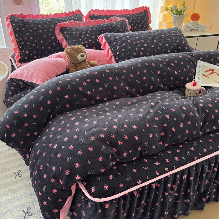 91家纺网 家纺一手货源 找家纺 铠畅家纺 2025新款牛奶绒夹棉床盖床裙四件套 情人结