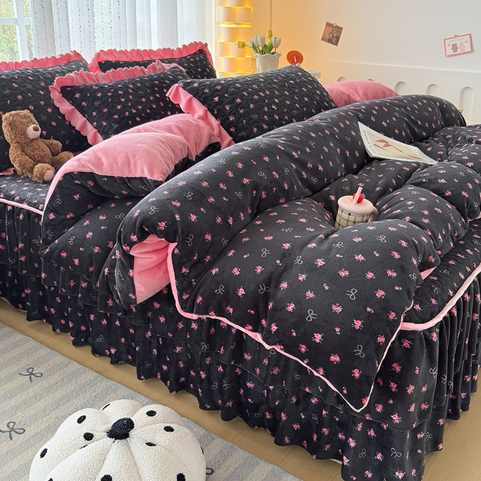 91家纺网 家纺一手货源 找家纺 铠畅家纺 2025新款牛奶绒夹棉床盖床裙四件套 情人结