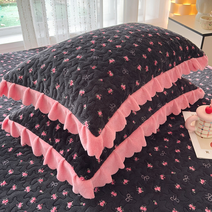 91家纺网 家纺一手货源 找家纺 铠畅家纺 2025新款牛奶绒夹棉床盖床裙四件套 情人结