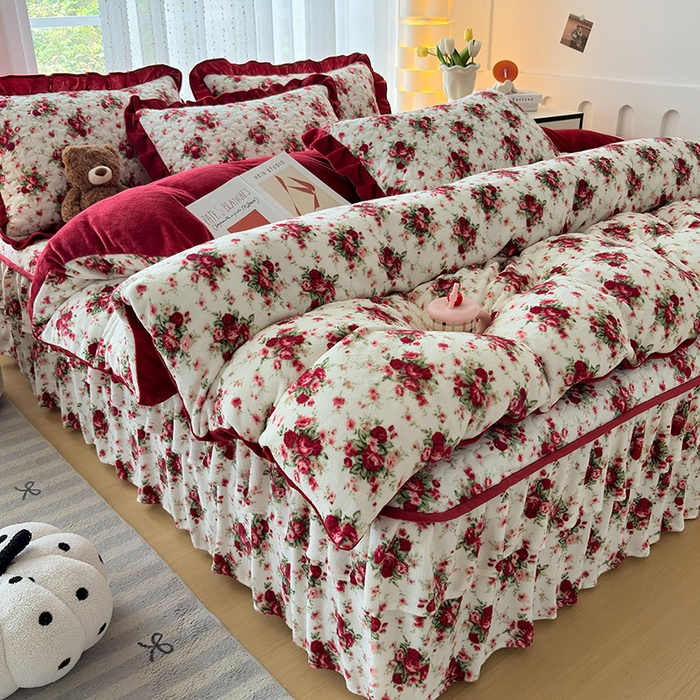 91家纺网 家纺一手货源 找家纺 铠畅家纺 2025新款牛奶绒夹棉床盖床裙四件套 倾国倾城