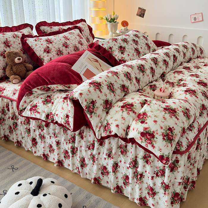 91家纺网 家纺一手货源 找家纺 铠畅家纺 2025新款牛奶绒夹棉床盖床裙四件套 倾国倾城