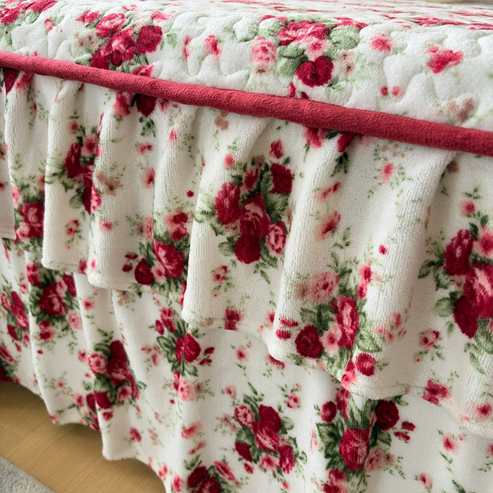 91家纺网 家纺一手货源 找家纺 铠畅家纺 2025新款牛奶绒夹棉床盖床裙四件套 倾国倾城