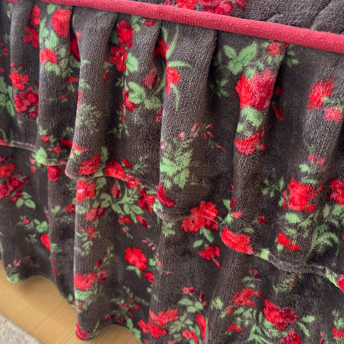 91家纺网 家纺一手货源 找家纺 铠畅家纺 2025新款牛奶绒夹棉床盖床裙四件套 玫瑰故事