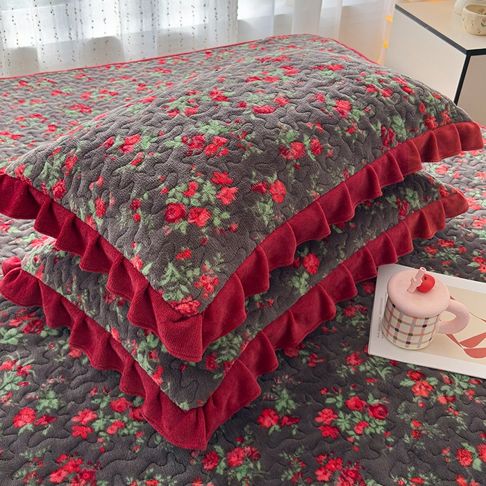 91家纺网 家纺一手货源 找家纺 铠畅家纺 2025新款牛奶绒夹棉床盖床裙四件套 玫瑰故事