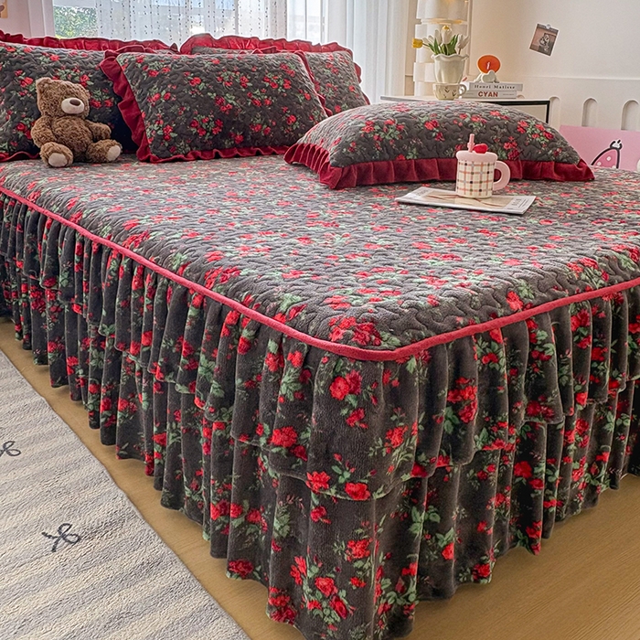 91家纺网 家纺一手货源 找家纺 铠畅家纺 2025新款牛奶绒夹棉床盖床裙四件套 玫瑰故事