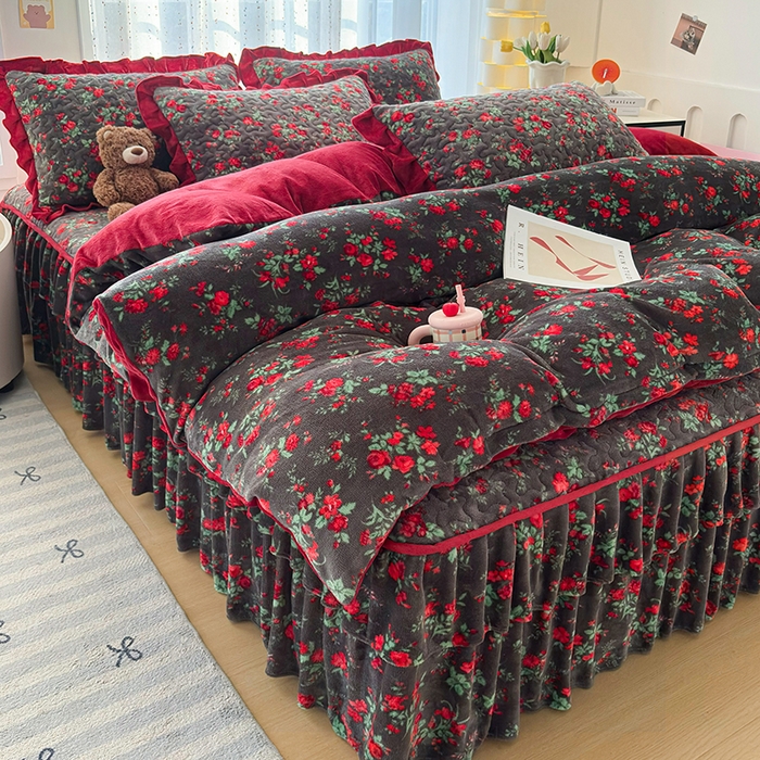 91家纺网 家纺一手货源 找家纺 铠畅家纺 2025新款牛奶绒夹棉床盖床裙四件套 玫瑰故事